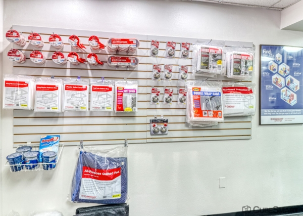 Facility photo: //images.sparefoot.com/medium/6337169fc3f5004ab6.jpg