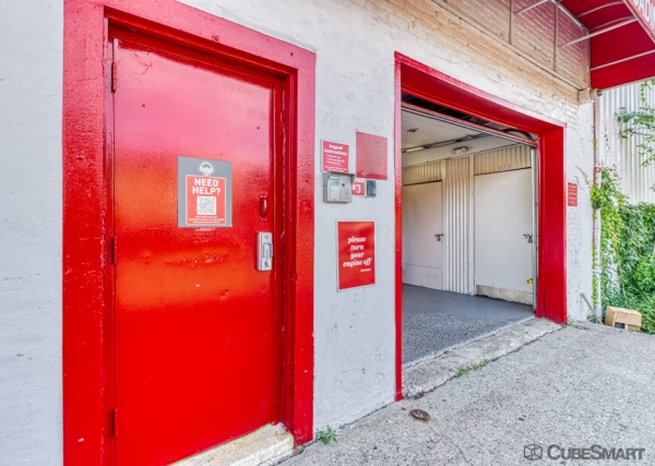 Facility photo: //images.sparefoot.com/medium/63375688342dea2288.jpg
