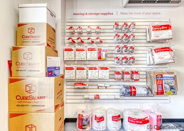Facility photo: //images.sparefoot.com/medium/6337569f700e79e433.jpg