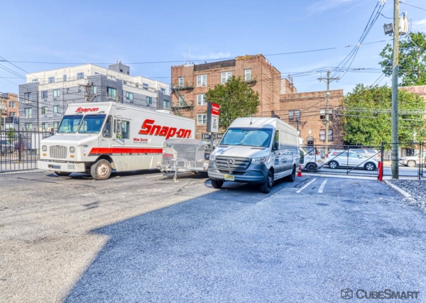 Facility photo: //images.sparefoot.com/medium/6337569f700e8c3e97.jpg
