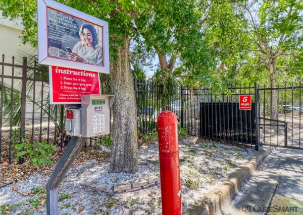 Storage Units at CubeSmart Self Storage - Sarasota - 8250 N. Tamiami Trail - 8250 N. Tamiami Trail