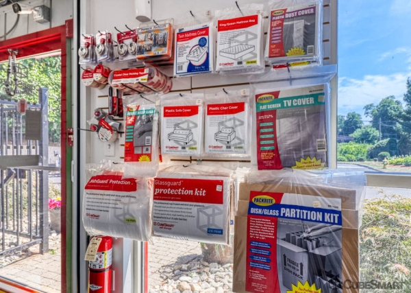 Facility photo: //images.sparefoot.com/medium/63384697f04c7ecb11.jpg