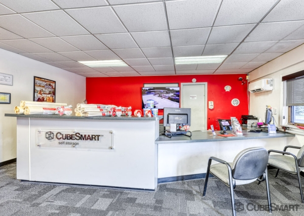 Facility photo: //images.sparefoot.com/medium/633866a44d9435f6d3.jpg