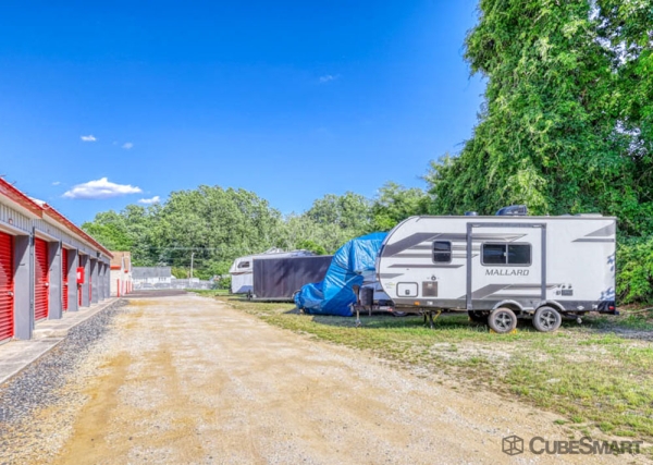 Facility photo: //images.sparefoot.com/medium/633866a44d94617505.jpg