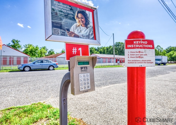 Facility photo: //images.sparefoot.com/medium/633866a44d94a30ca6.jpg