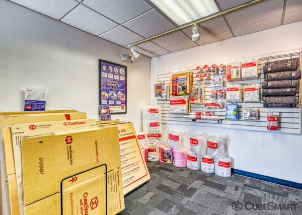 Facility photo: //images.sparefoot.com/medium/633866a4f638280f2b.jpg