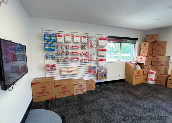 Facility photo: //images.sparefoot.com/medium/63389690314bee98fc.jpg