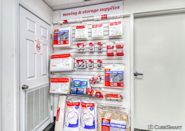 Facility photo: //images.sparefoot.com/medium/633966894615ec86ee.jpg