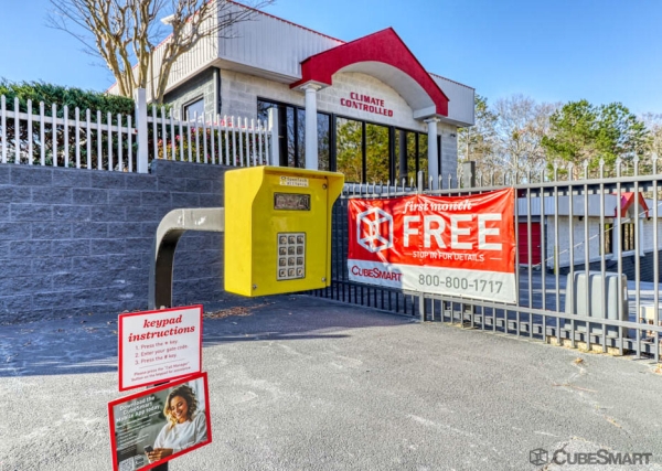 Facility photo: //images.sparefoot.com/medium/63396695f6c2d9866e.jpg