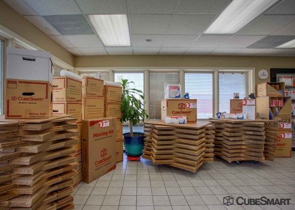 Facility photo: //images.sparefoot.com/medium/6342469f6f9462d45c.jpg