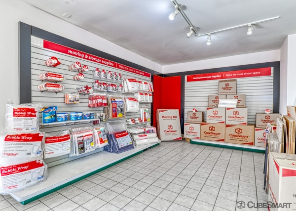 Facility photo: //images.sparefoot.com/medium/6344269f5aac81ecd5.jpg