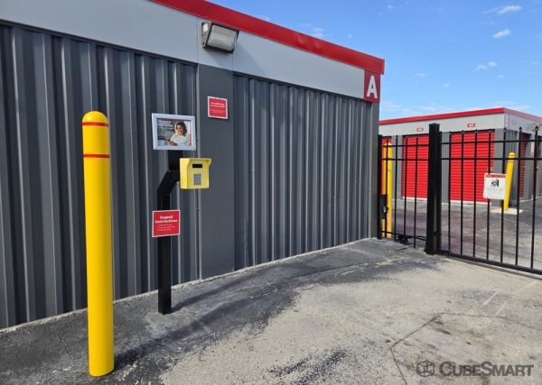 Facility photo: //images.sparefoot.com/medium/634586a2513eeb02c9.jpg