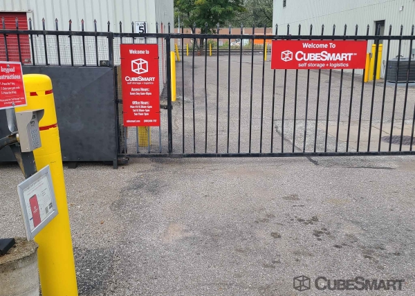 Facility photo: //images.sparefoot.com/medium/6346668663b3cc25e9.jpg