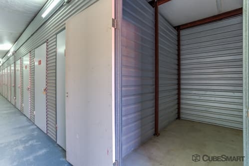 Facility photo: //images.sparefoot.com/medium/6347269f5b7abc1ff7.jpg