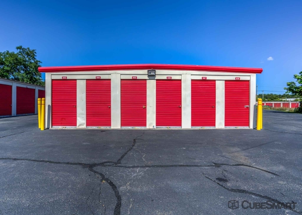 Facility photo: //images.sparefoot.com/medium/63473686f80baaa8cb.jpg