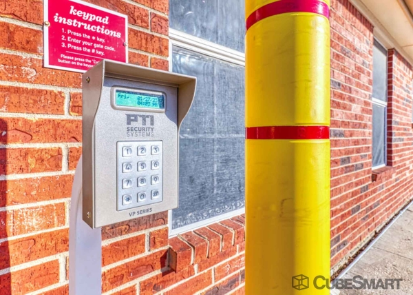 Facility photo: //images.sparefoot.com/medium/63484693bf7a49d545.jpg