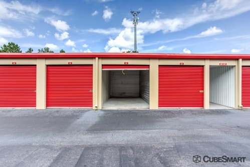 Facility photo: //images.sparefoot.com/medium/635015f6a6a75d7596.jpg