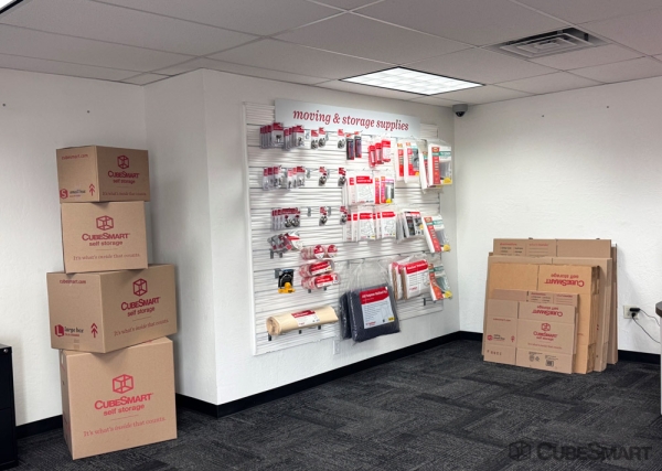 Facility photo: //images.sparefoot.com/medium/6351769e322acb4451.jpg