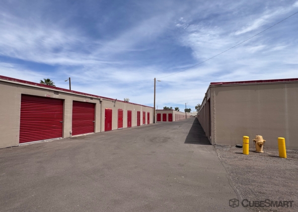 Facility photo: //images.sparefoot.com/medium/6351769fc3100e069e.jpg