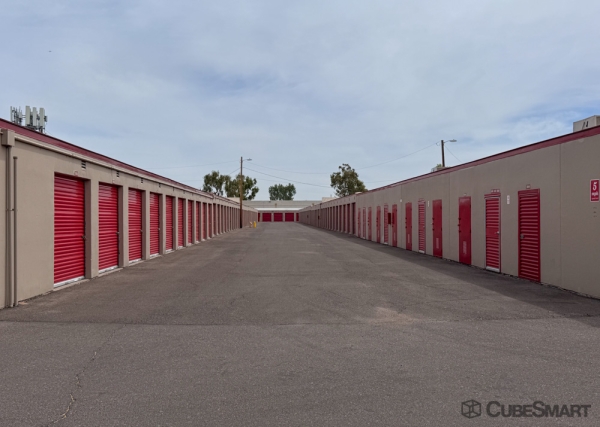 Facility photo: //images.sparefoot.com/medium/635176a193287f007b.jpg