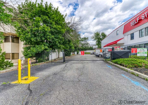 Facility photo: //images.sparefoot.com/medium/6352068834290e4132.jpg