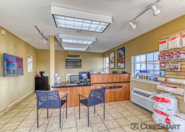 Facility photo: //images.sparefoot.com/medium/635306943cfbfb7609.jpg