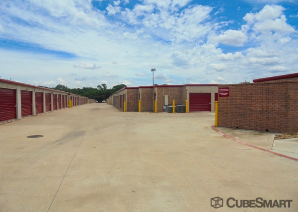 Facility photo: //images.sparefoot.com/medium/63532688c7fd610a7f.jpg