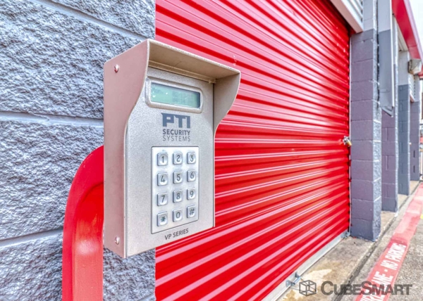 Facility photo: //images.sparefoot.com/medium/635366890711d58fe0.jpg