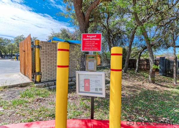 Facility photo: //images.sparefoot.com/medium/63539693aa6977451f.jpg