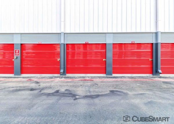 Facility photo: //images.sparefoot.com/medium/6354769e0affba52b5.jpg