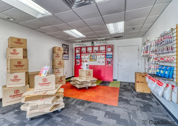 Facility photo: //images.sparefoot.com/medium/63548687f37e058424.jpg