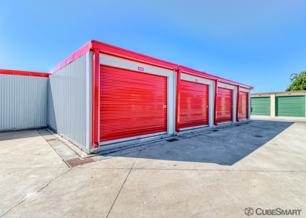 Facility photo: //images.sparefoot.com/medium/63550688f020e7092d.jpg