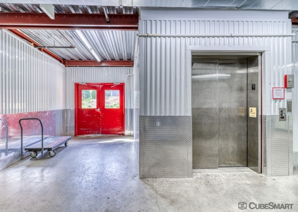 Facility photo: //images.sparefoot.com/medium/63564697728290e5f9.jpg