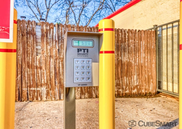 Facility photo: //images.sparefoot.com/medium/63565693bfb582644b.jpg