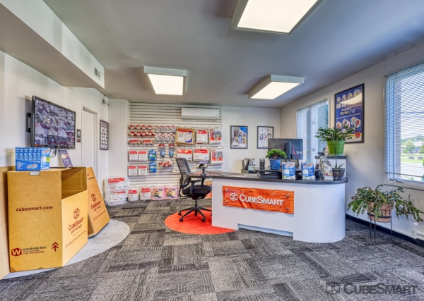 Facility photo: //images.sparefoot.com/medium/635686a30fe5818bb4.jpg