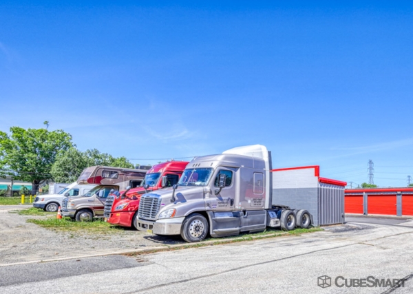 Facility photo: //images.sparefoot.com/medium/635686a33b0fc44f84.jpg