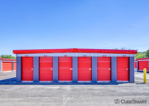 Facility photo: //images.sparefoot.com/medium/635686a36498c8dd6f.jpg