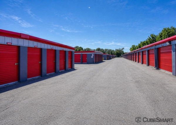 Facility photo: //images.sparefoot.com/medium/635686a36498da8df9.jpg