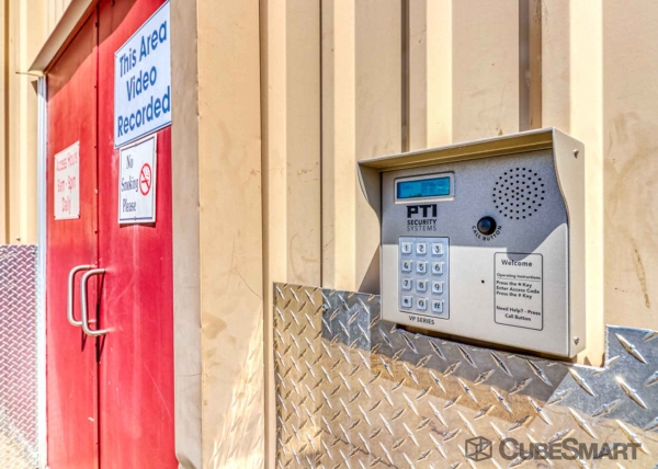 Facility photo: //images.sparefoot.com/medium/6395968946b41445a1.jpg