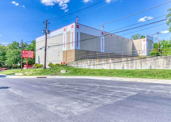 Facility photo: //images.sparefoot.com/medium/63960698aef85587bb.jpg