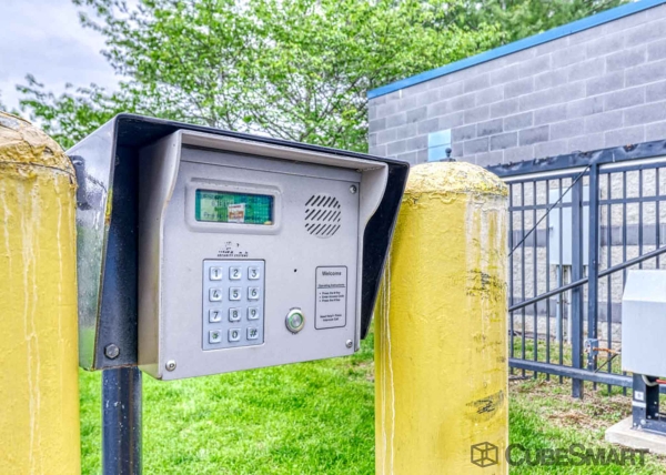 Facility photo: //images.sparefoot.com/medium/63972695f72332d298.jpg