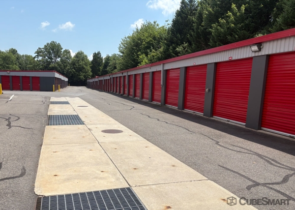 Facility photo: //images.sparefoot.com/medium/639806870c52b62f9f.jpg
