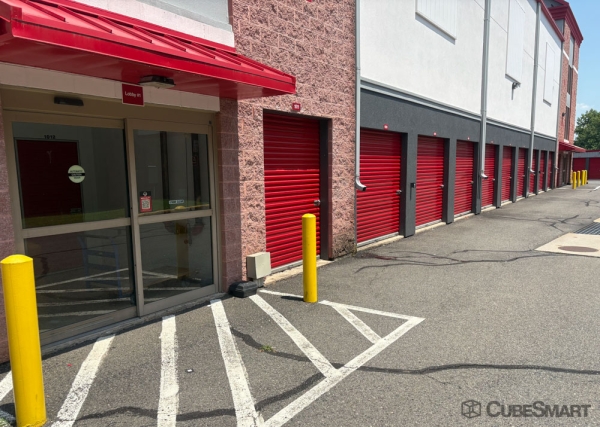 Storage Units at CubeSmart Self Storage - Fairfax Station - 6120 Little Ox Rd