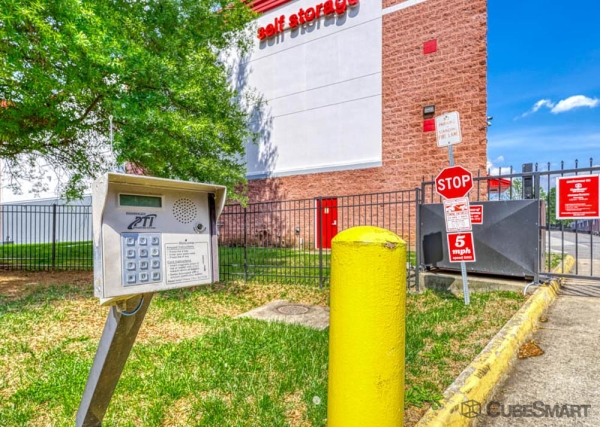 Facility photo: //images.sparefoot.com/medium/6398069fc68ea36ac0.jpg
