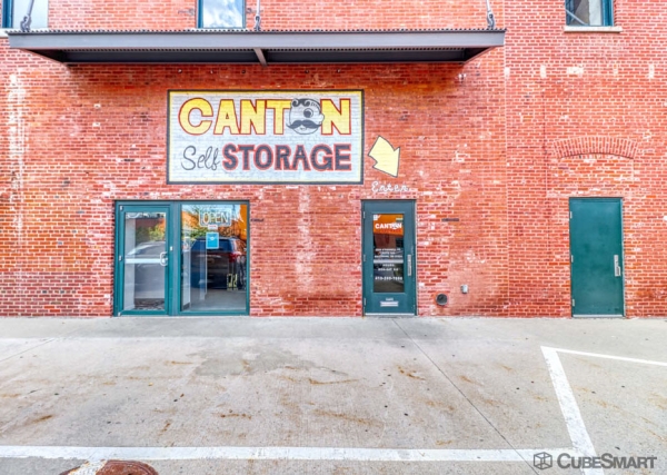 Facility photo: //images.sparefoot.com/medium/63990695f718bb5003.jpg