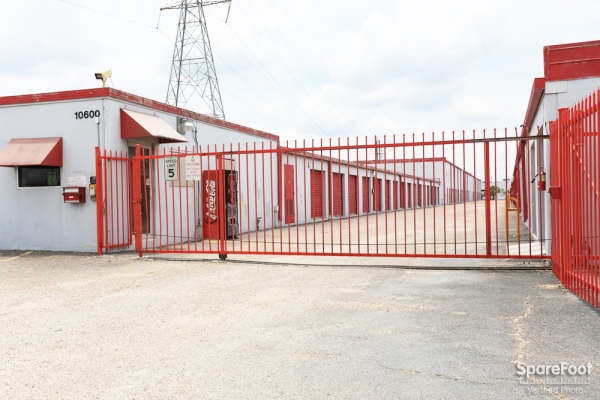 Storage Units at Almeda Self Storage - 10600 Almeda Genoa Rd