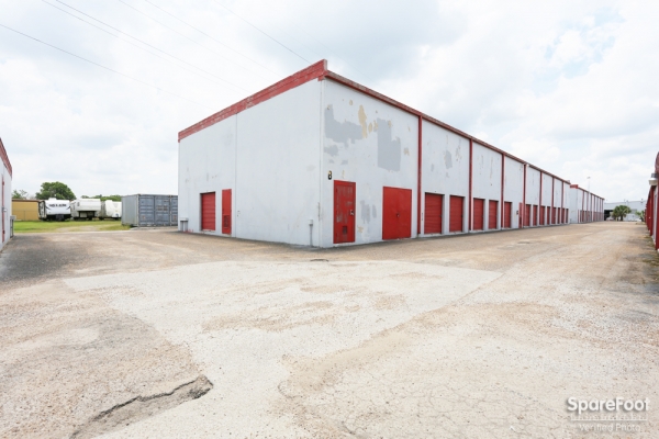 Storage Units at Almeda Self Storage - 10600 Almeda Genoa Rd