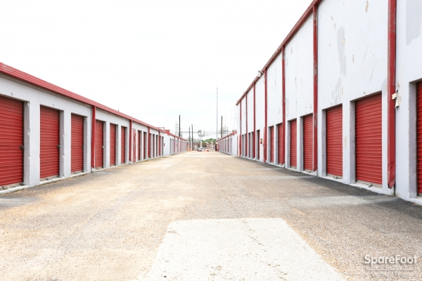 Storage Units at Almeda Self Storage - 10600 Almeda Genoa Rd