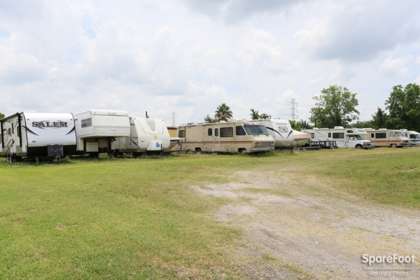 Storage Units at Almeda Self Storage - 10600 Almeda Genoa Rd