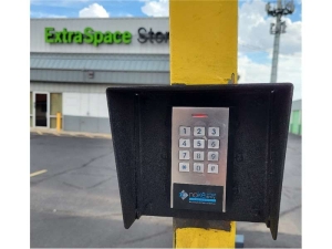 Extra Space Storage - 1768 - El Paso - Dyer St - Photo 2